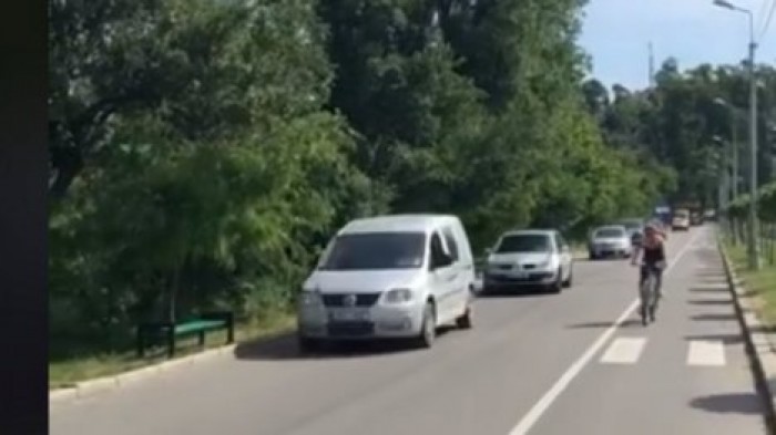 Пешеходная зона в парке "Валя Морилор" превратилась в проезжую часть
