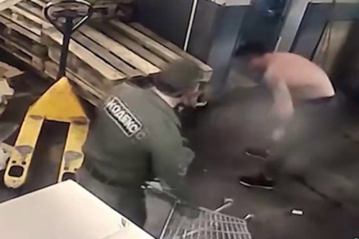 Полуголый охранник избил покупателя тележкой и попал на видео
