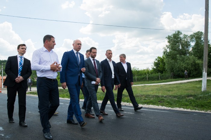 Премьер проинспектировал сельскую дорогу, отремонтированную в рамках программы "Хорошие дороги для Молдовы"