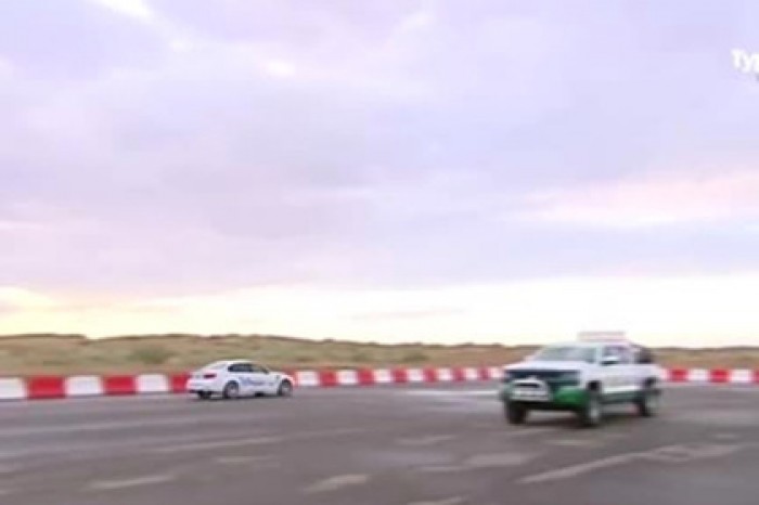Президент Туркмении сел за руль и обставил профессионального гонщика