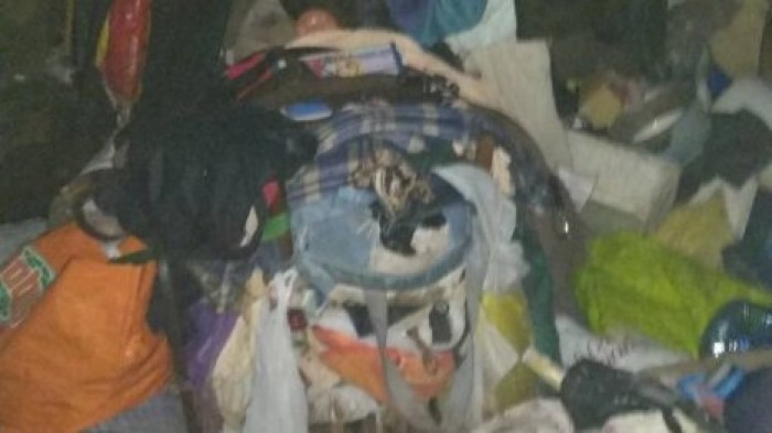 Рабочие освободили квартиру столичной пенсионерки от тонн мусора