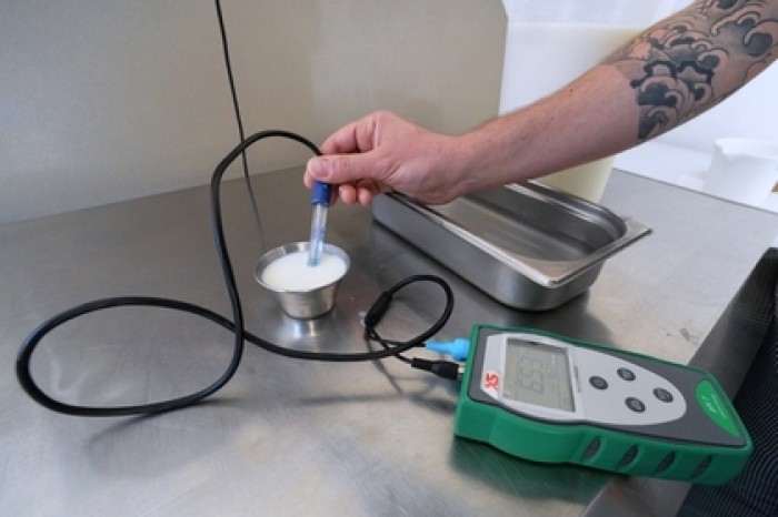 Роспотребнадзор назвал процент фальсификата в молочной продукции