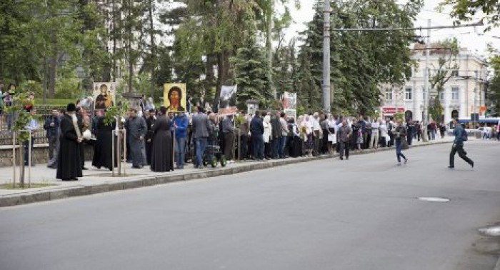 Сотни верующих потребовали запретить пропаганду гомосексуализма в Молдове
