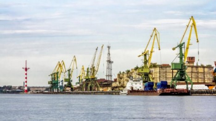 В Большом порту Петербурга танкер с нефтью врезался в причал