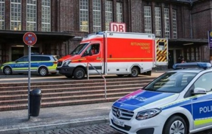 В Германии мужчина напал с ножом на пассажиров поезда, два человека ранены