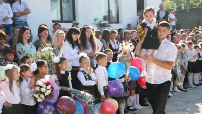 В школах и лицеях Молдовы прозвенел последний звонок