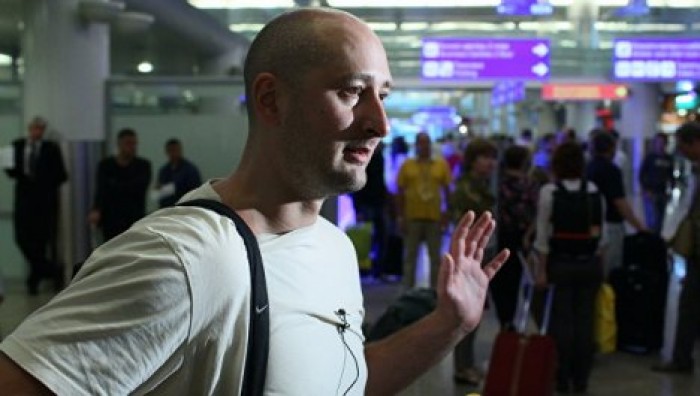 Журналист Аркадий Бабченко: "Я пока еще живой. Не дождутся"