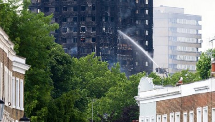 Британцы почтили минутой молчания память жертв пожара в Grenfell Tower