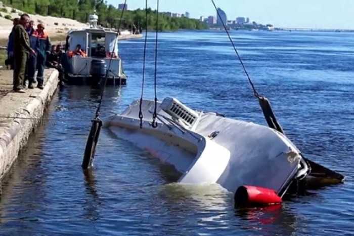 Капитана катамарана обвинили в столкновении с баржей на Волге