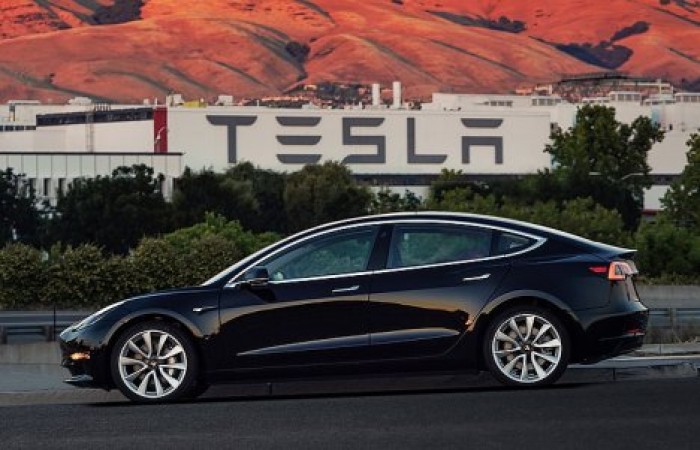 Министр экономики Кирилл Габурич пригласил в Молдову компанию Tesla