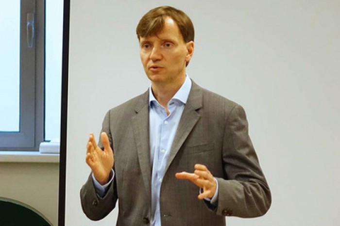 Начальника разгромившего «Газпром» аналитика Сбербанка не пустили в ВШЭ