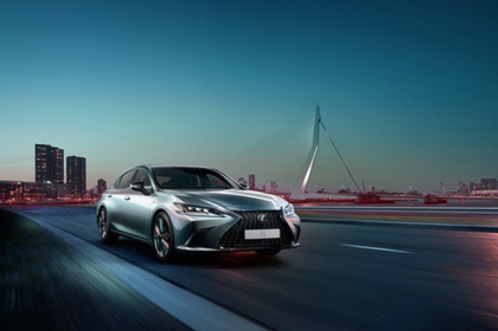 Названы сроки начала продаж в России нового бизнес-седана Lexus ES
