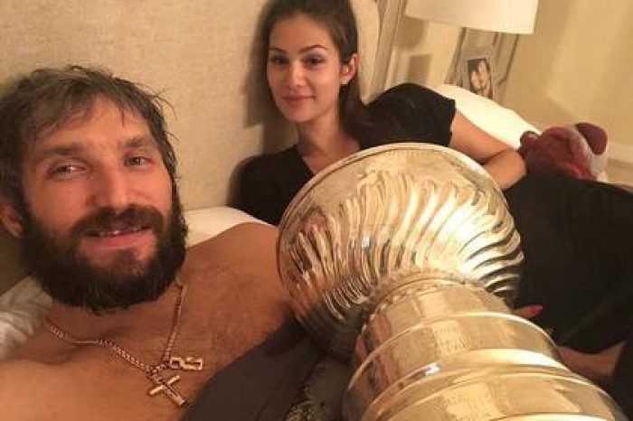 Овечкин провел ночь с Кубком Стэнли и стал мемом