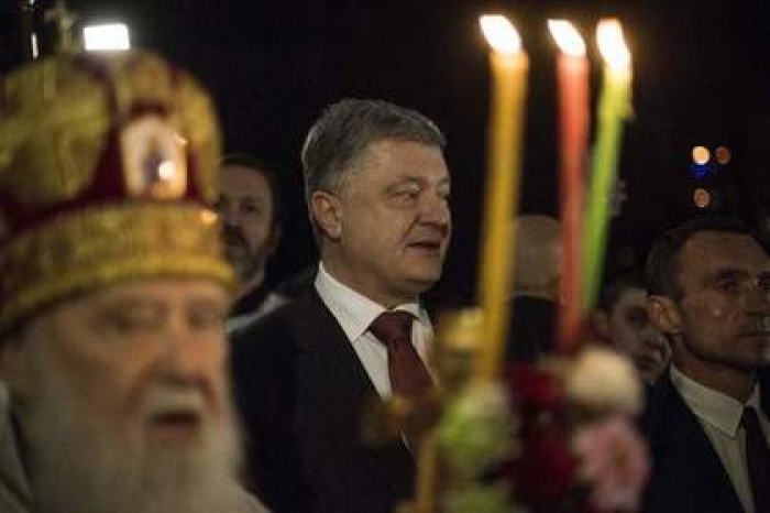 Порошенко сравнил церковь с соцсетью