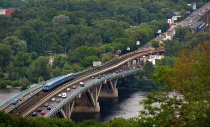 Проектировщик: киевский мост через Днепр может рухнуть в любой момент