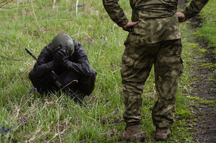 Пьяная сибирячка отхлестала росгвардейца розой и пошла под суд