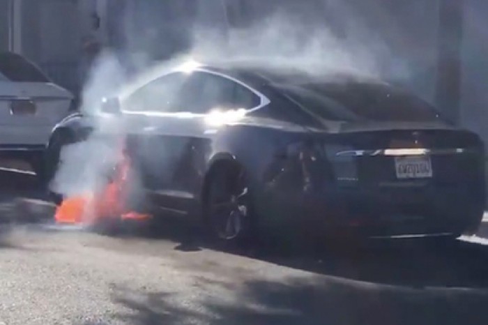 Режиссер «Карточного домика» сел в Tesla и чуть не сгорел