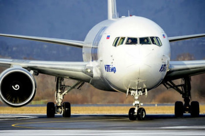 Самолет с болельщиками приземлился в Сибири с дымящимся двигателем