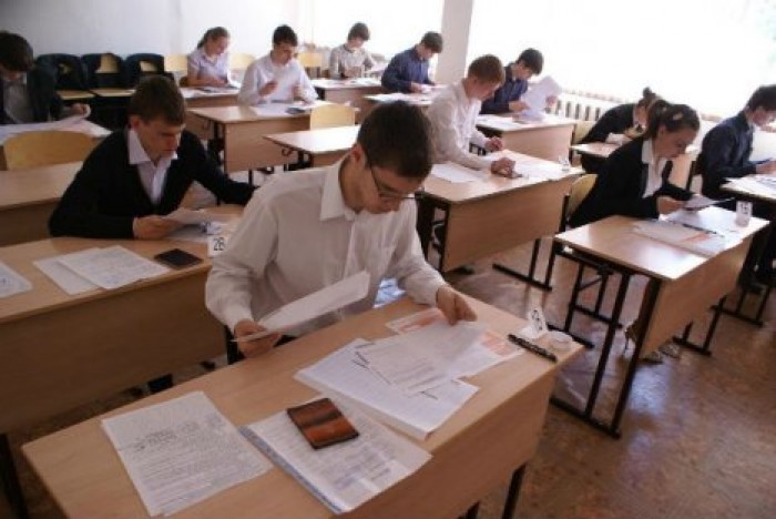 Ученики гимназий сдают экзамен по математике