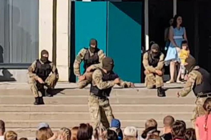 Украинские десантники в День защиты детей научили детей резать горло
