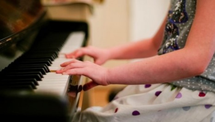 Уроки музыки развивают языковые способности детей лучше, чем чтение