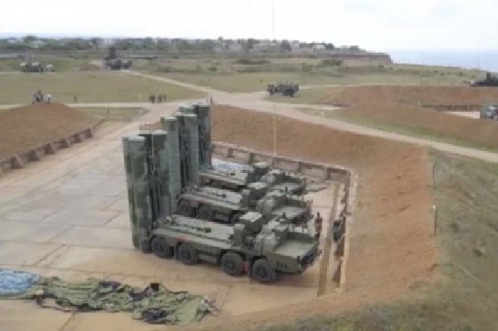 В Крыму развернули надувные С-400