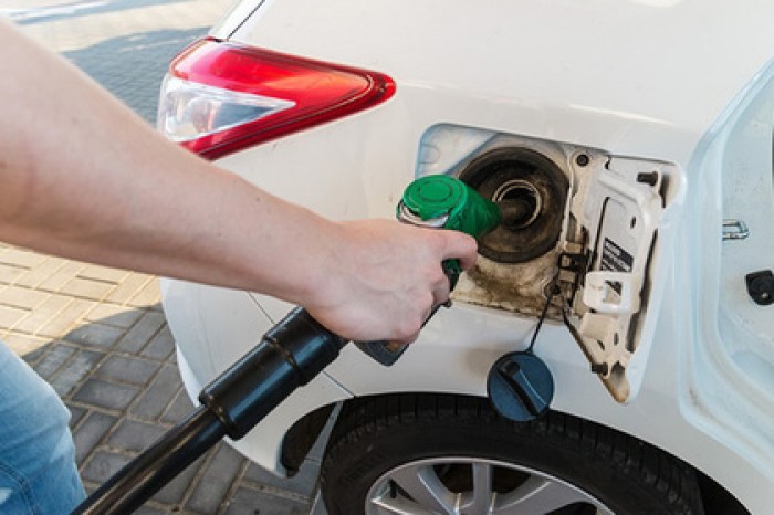 Власти увидели апокалипсис в бензине по 100 рублей