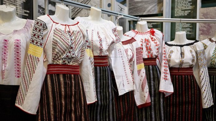 В одном из столичных коммерческих центров стартовала выставка народных костюмов
