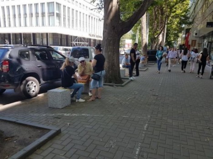 В центре Кишинева на месте припаркованных машин появились скамейки