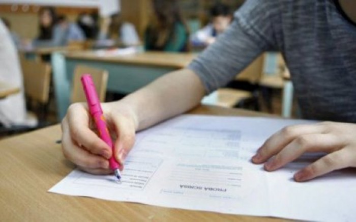 Выпускники двенадцатых классов сдают экзамен по профильному предмету