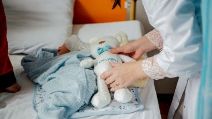 Благотворительный фонд "Эдельвейс" вручил множество подарков в роддоме Кантемира