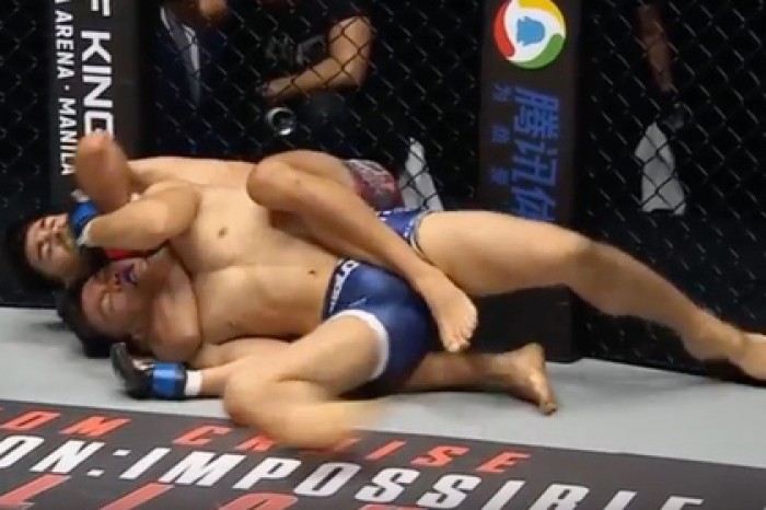 Боец MMA поймал соперника на двойной болевой прием