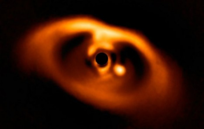 Guardian: астрономы впервые сделали снимок рождения новой планеты