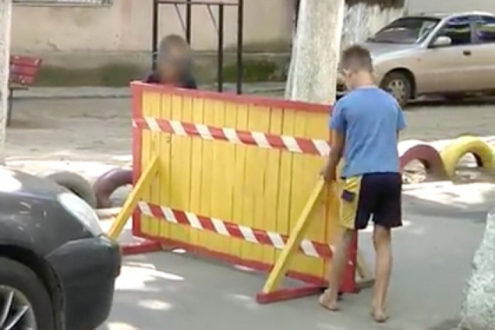 Малолетние украинцы перекрыли двор дома и потребовали плату за проезд