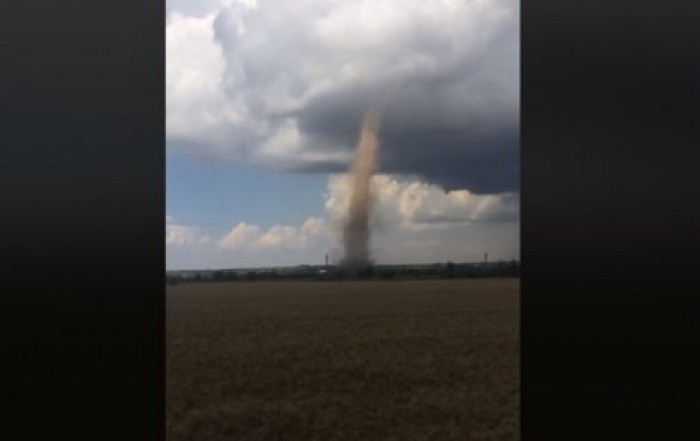 Под Одессой запечатлели смерч на видео