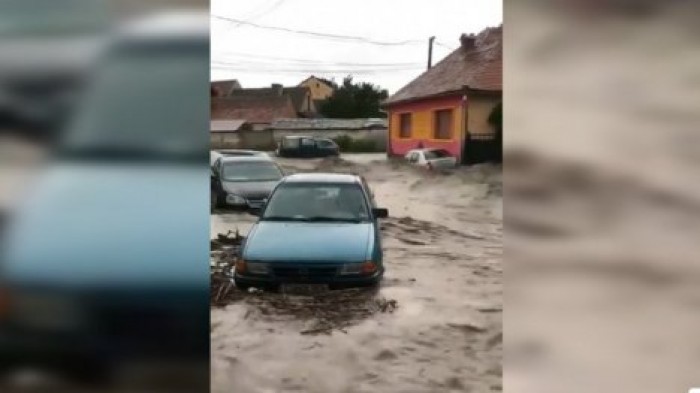 Потоки воды смывают машины и заливают дома: Жители Румынии страдают от наводнений