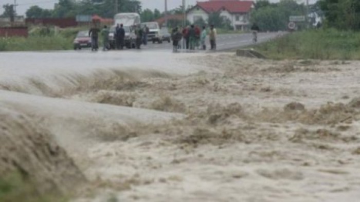 Сотни домов и огородов залило водой: Румыния страдает от наводнений