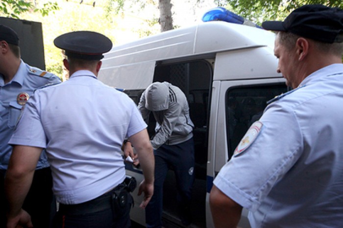 Суд арестовал напавшего на полицейского подростка