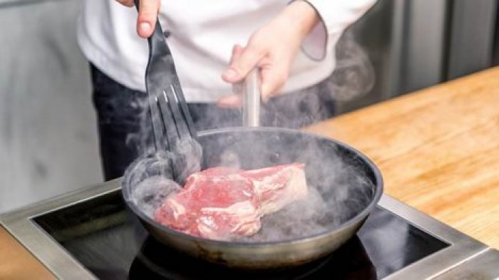 Ученые: 97% людей неправильно моют руки при готовке мяса