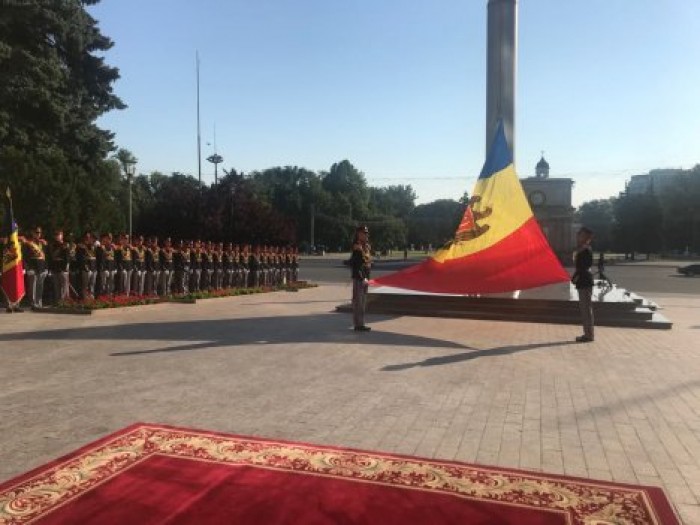 У здания парламента приспущены национальные флаги в память о жертвах второй волны депортаций 1949 года