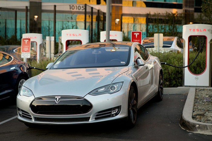 Вернувшийся из тюрьмы в США хакер узнал о краже в Москве машины Tesla
