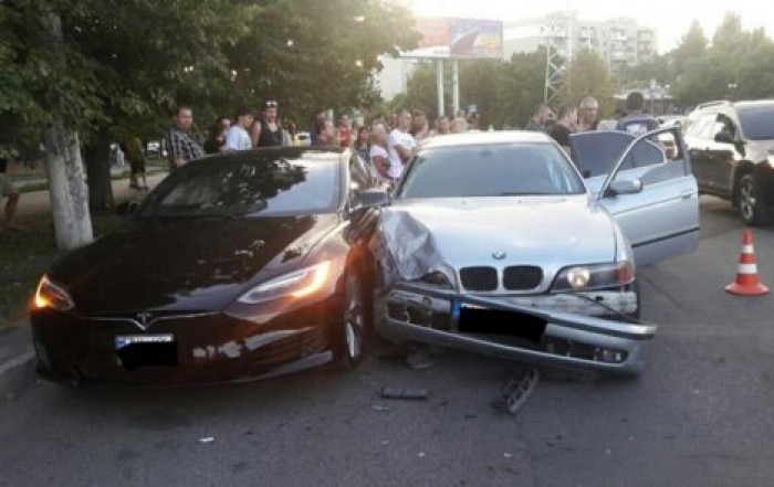 В Одессе 14-летний водитель BMW протаранил Tesla