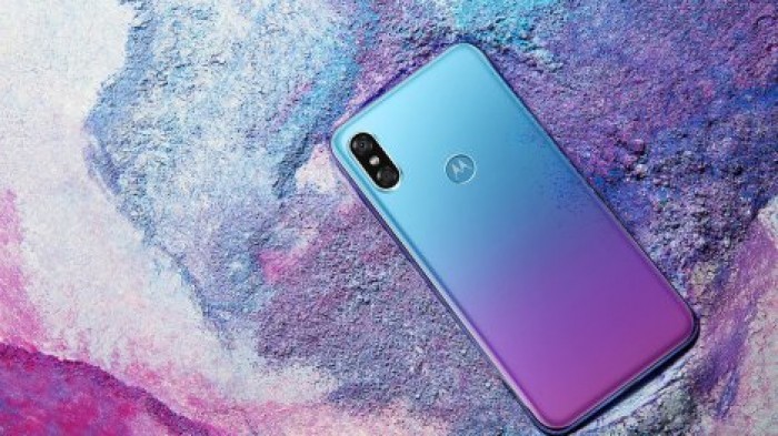 Двойной плагиат: Motorola представила смартфон с дизайном iPhone X и окраской Huawei P20