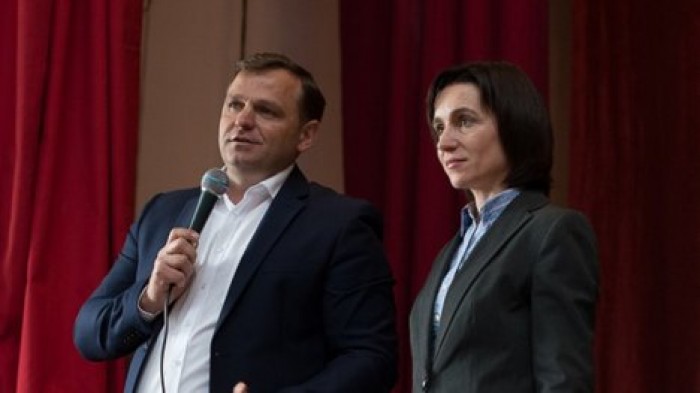 Майю Санду и Андрея Нэстасе поймали на лжи: видеокадры подтверждают, что их сторонники бросали пластиковые бутылки в евродепутатов