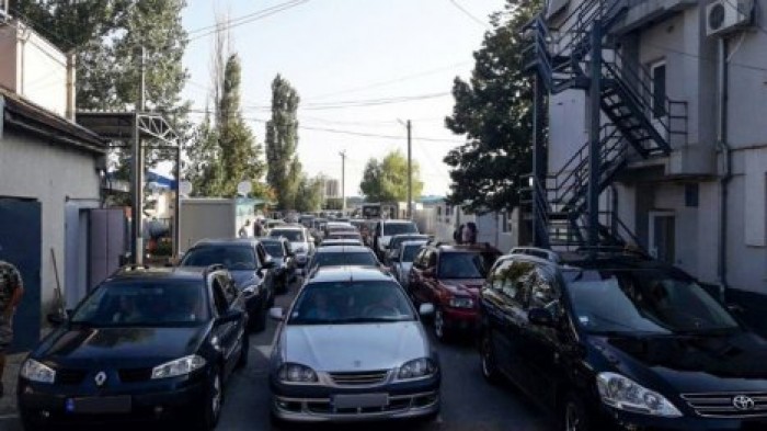 На КПП Паланка-Маяки-Удобне выстроились километровые очереди