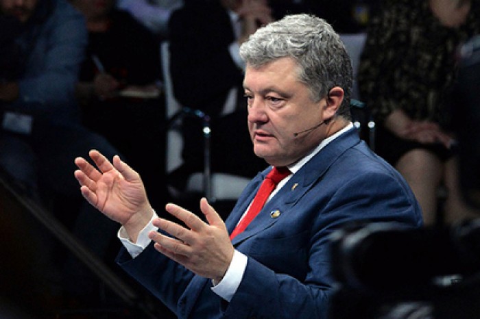 Порошенко подарили путеводитель по Крыму