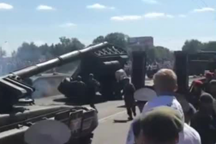 Прошедший войну Т-34 опрокинули на военном параде