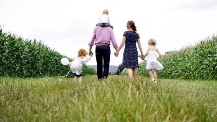 "Маменькин сынок" или "папина дочка": Психологи рассказали, кем быть лучше