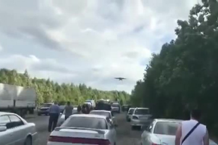 Российские летчики посадили боевые самолеты на оживленной трассе