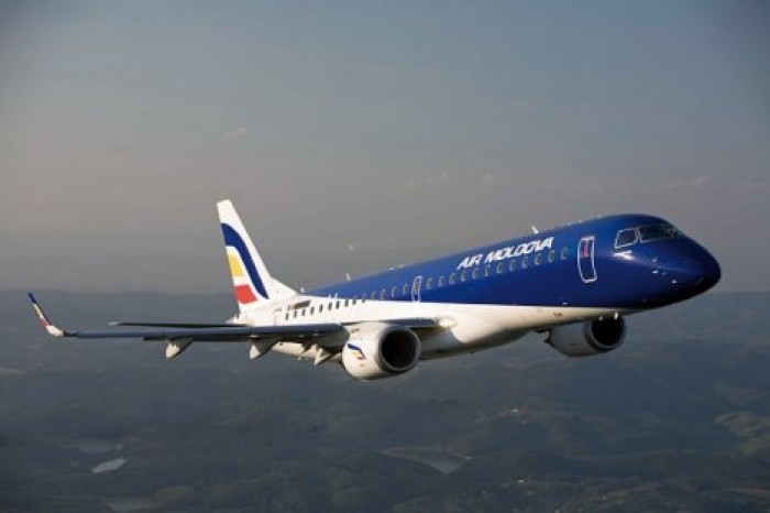 Самолет Air Moldova вернулся в аэропорт из-за треснувшего стекла